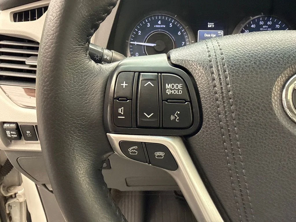 Used 2015 Blizzard Pearl Toyota XLE image 11