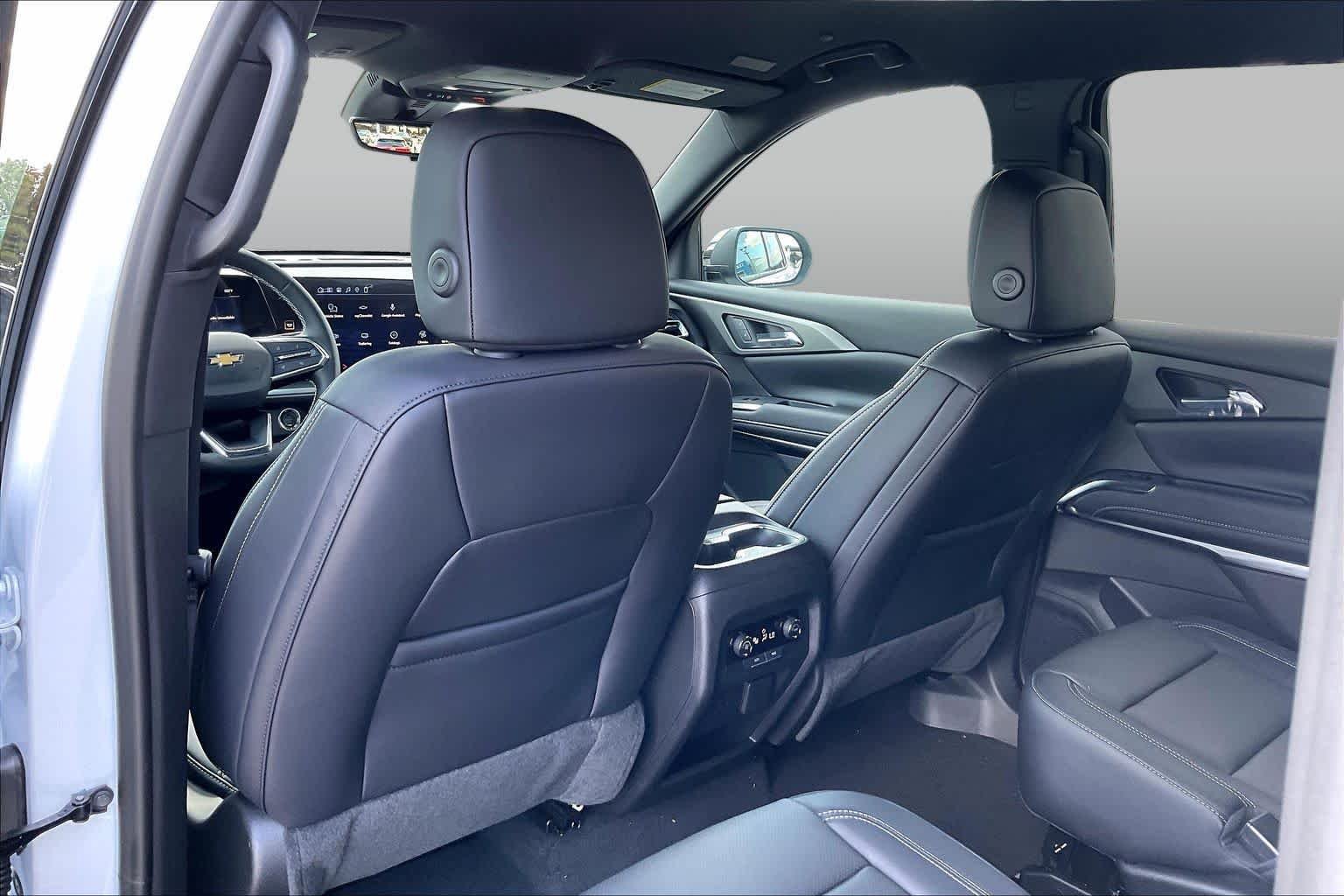 New 2027 Polar White Tricoat Chevrolet LT image 22