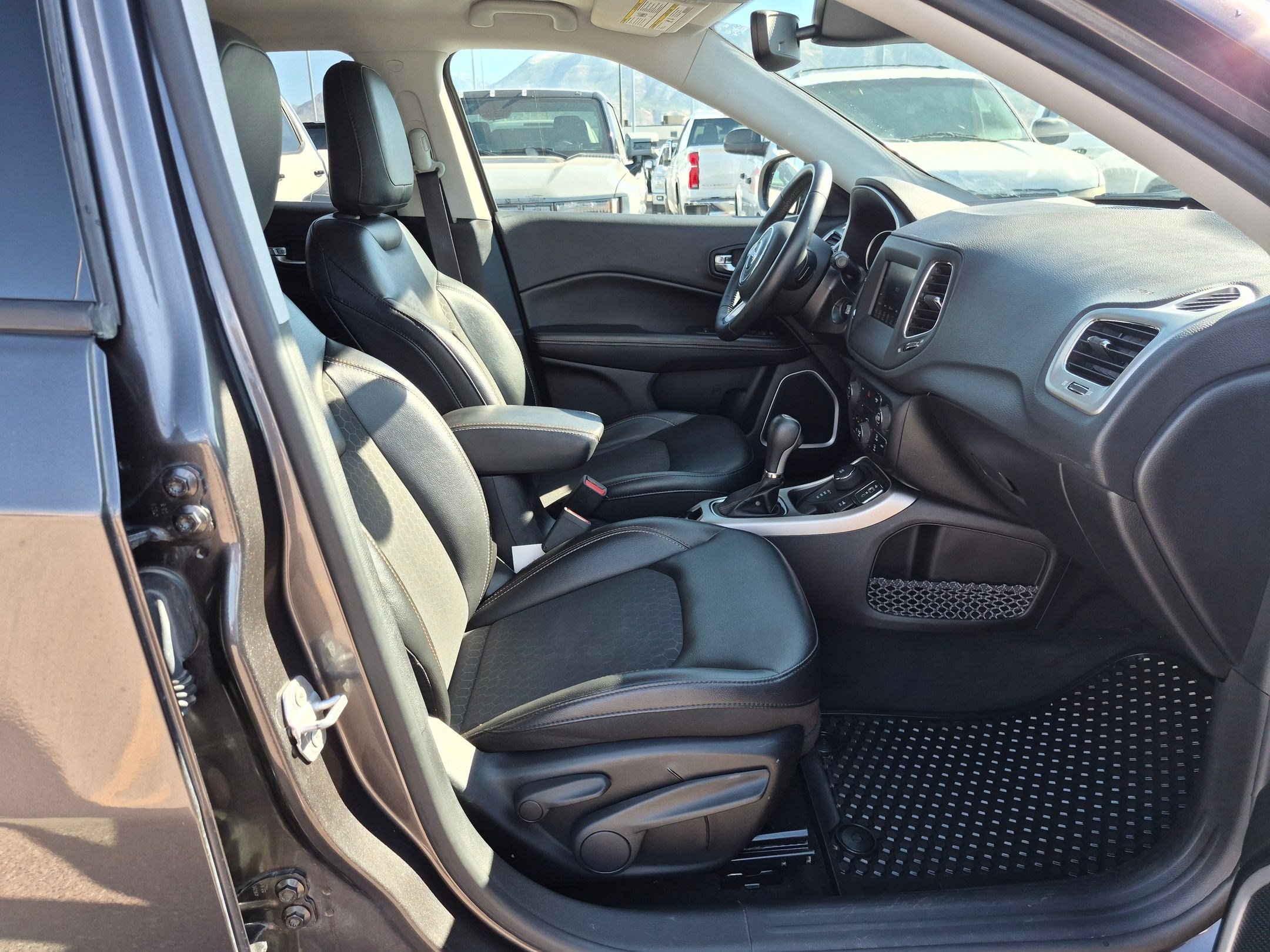 Used 2018 Granite Crystal Metallic Clearcoat Jeep Latitude image 29