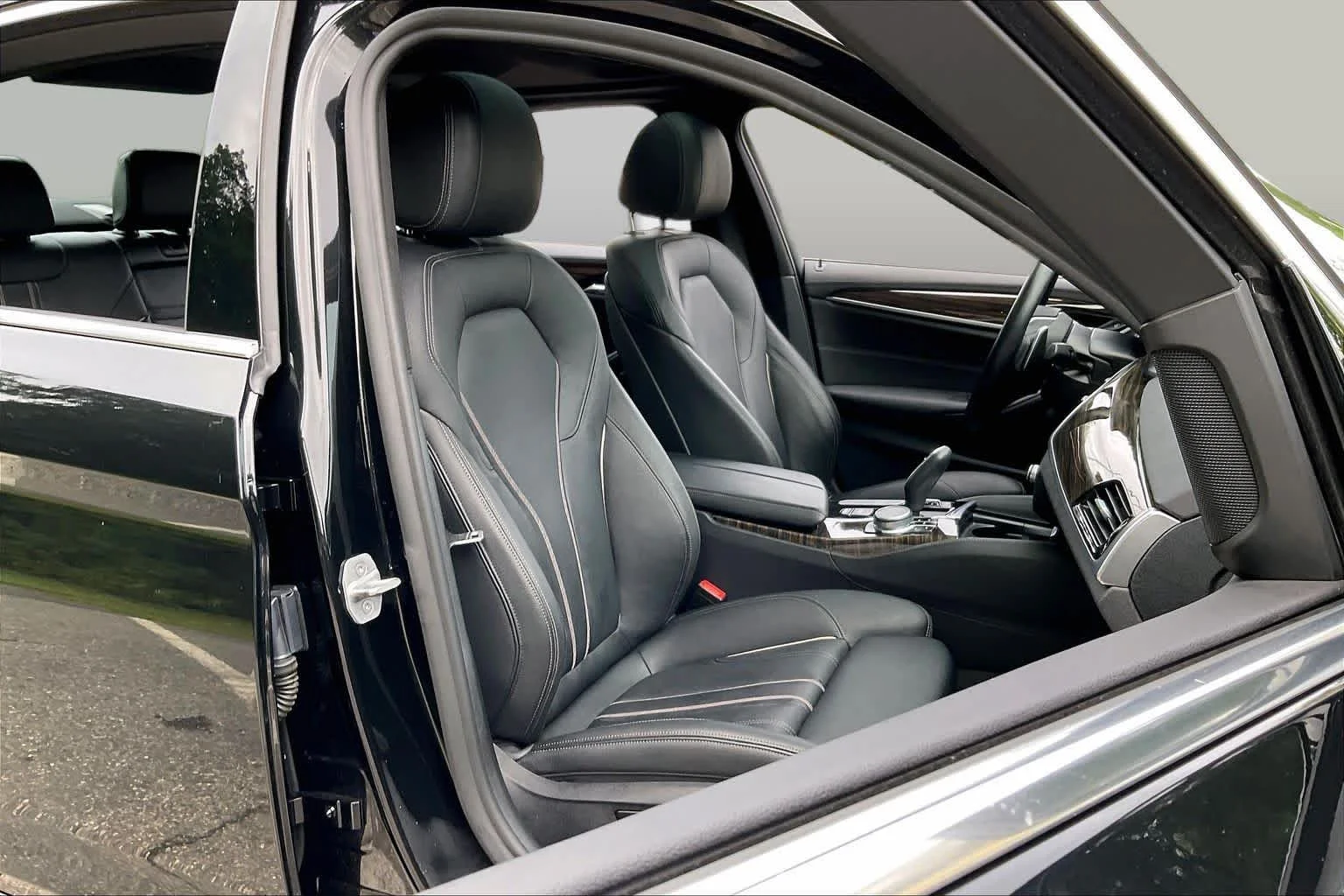 Used 2020 Black Sapphire Metallic BMW 530i xDrive image 8