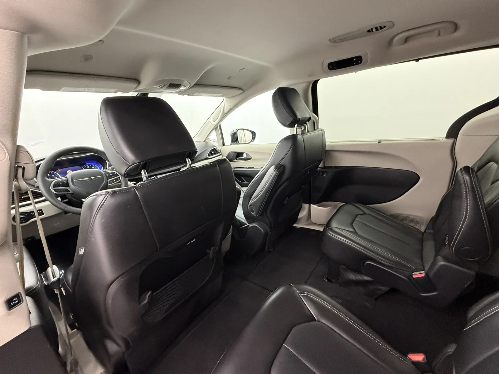 Used 2024 Diamond Black Crystal Pearlcoat Chrysler Touring L image 41
