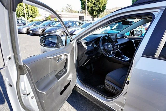Used 2022 Silver Toyota XLE image 35