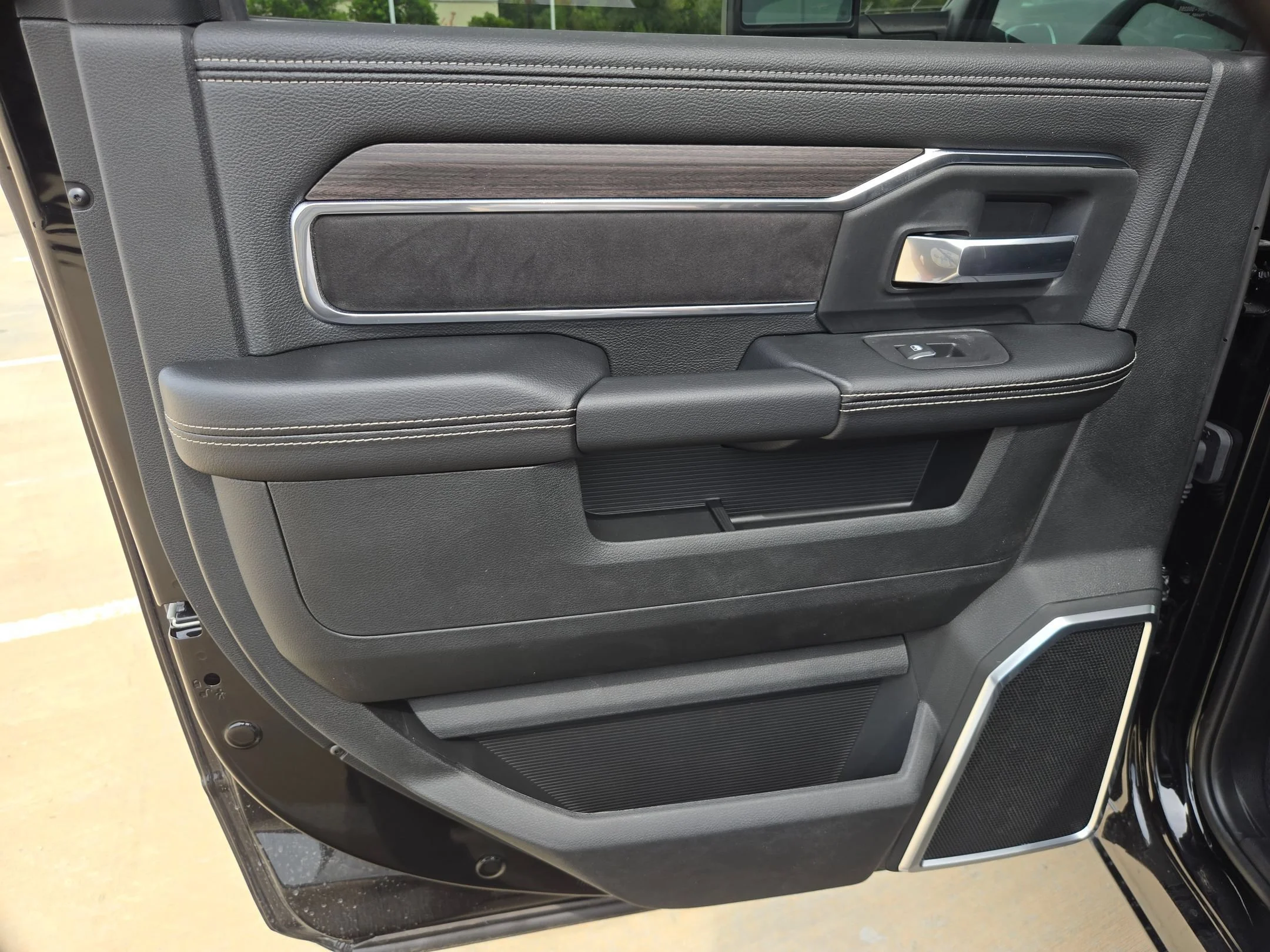 New 2026 Diamond Black Crystal Pearl-Coat Exterior Paint RAM Laramie image 14