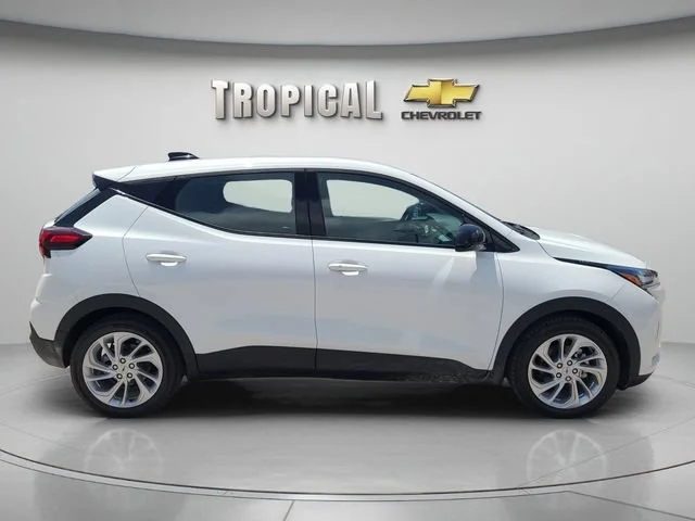 New 2027 Summit White Chevrolet LT image 6