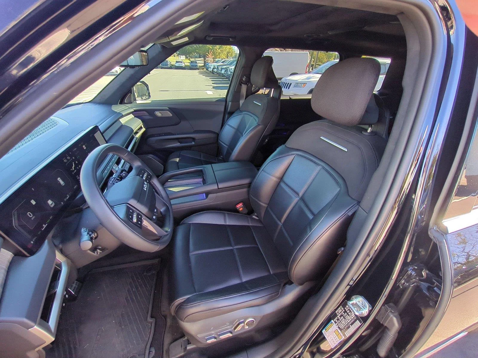 Used 2027 EBONY BLACK KIA  image 17