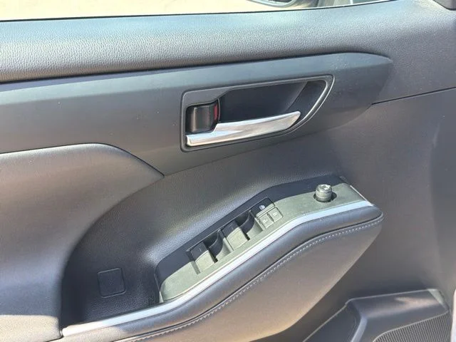 Used 2021  Toyota XLE image 21