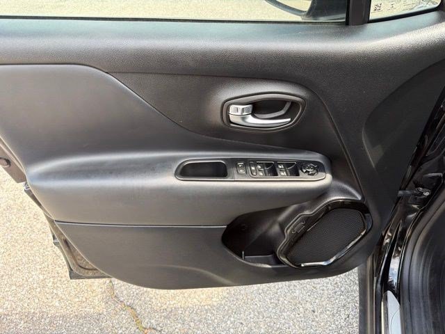 Used 2018 Black Jeep Altitude image 11