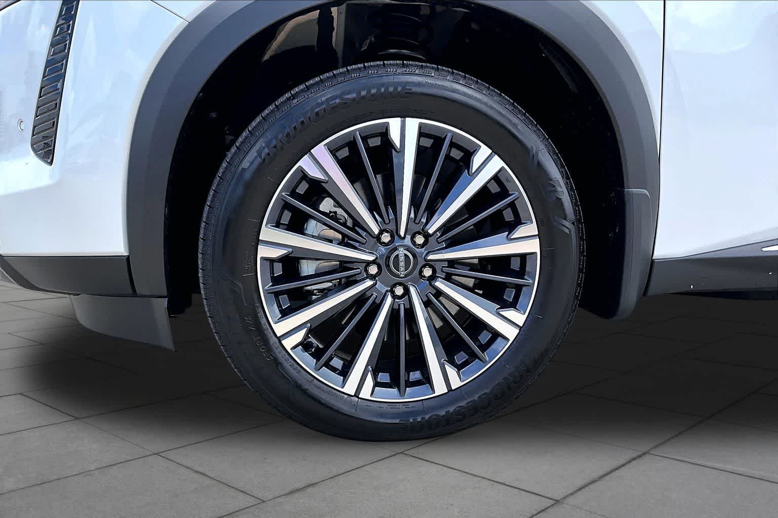 Used 2026 Everest White Pearl Tricoat/Super Black Nissan Platinum image 11