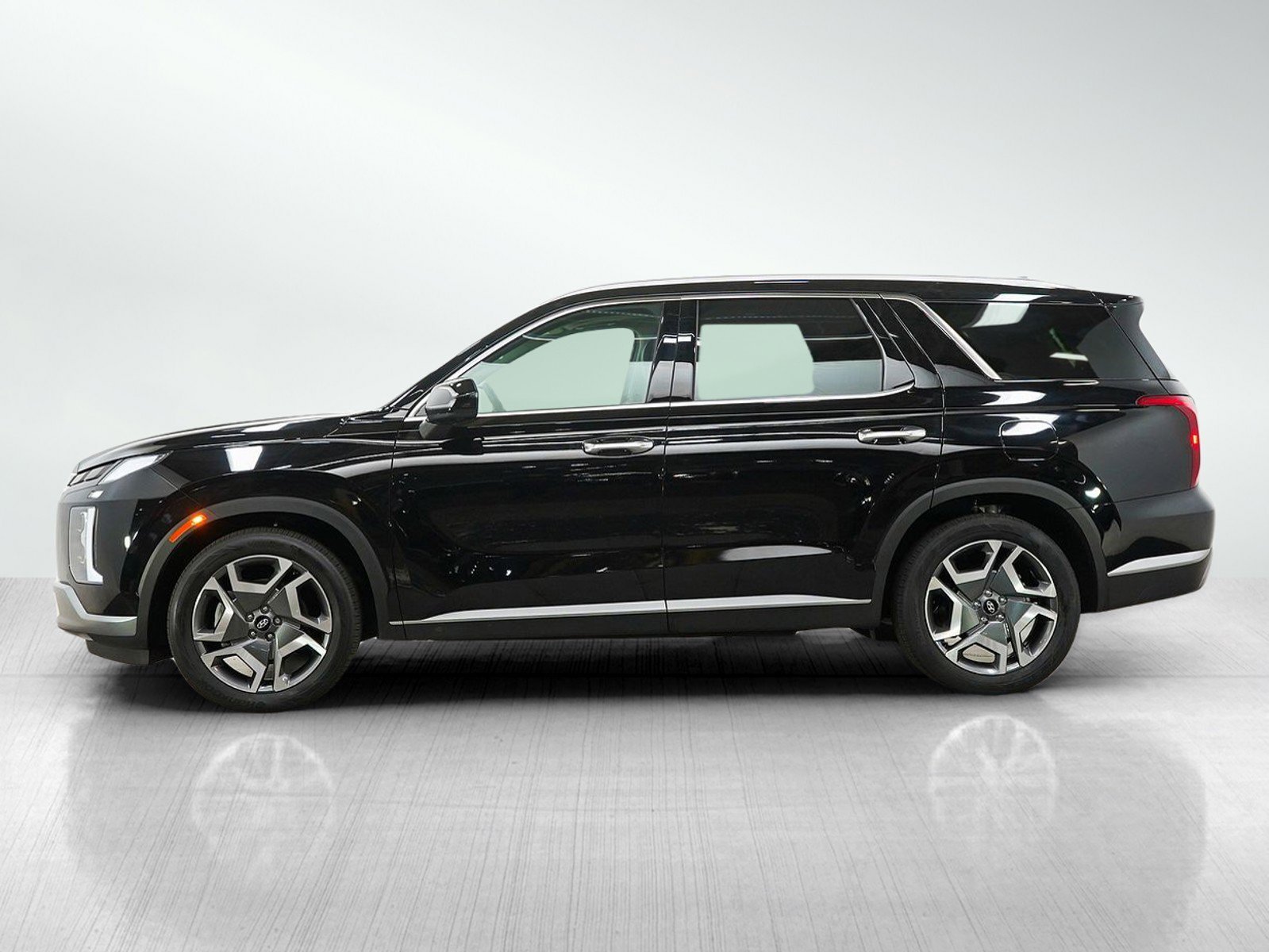 Used 2024 Hyundai Palisade SEL with VIN KM8R4DGE0RU685963 for sale in Minneapolis, Minnesota