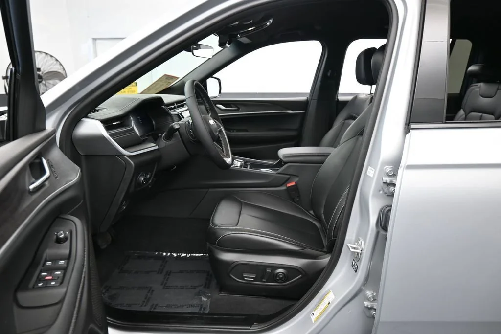 Used 2025 Silver Jeep Limited image 11