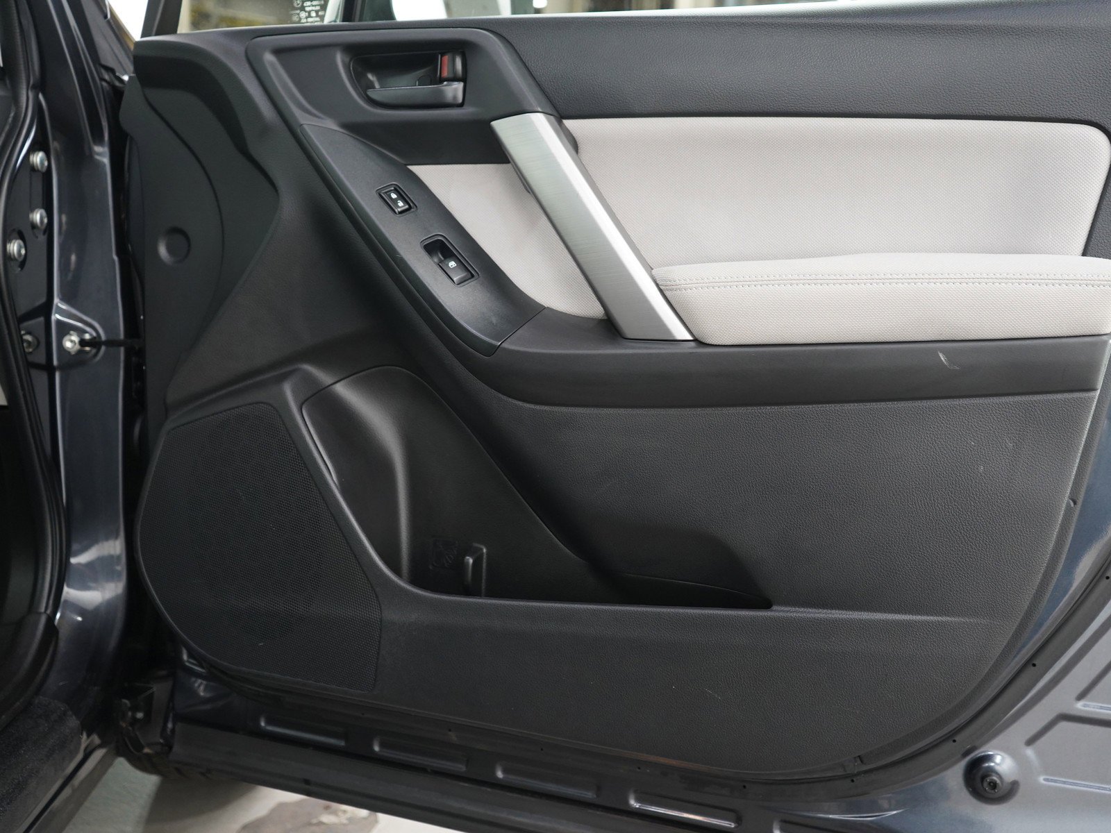 Used 2015 Dark Gray Metallic Subaru 2.5i Premium image 9