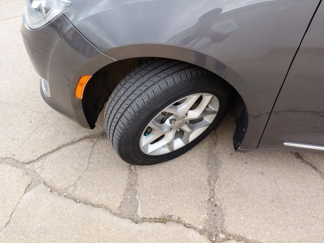 Used 2019 Gray Chrysler Touring L Plus image 34
