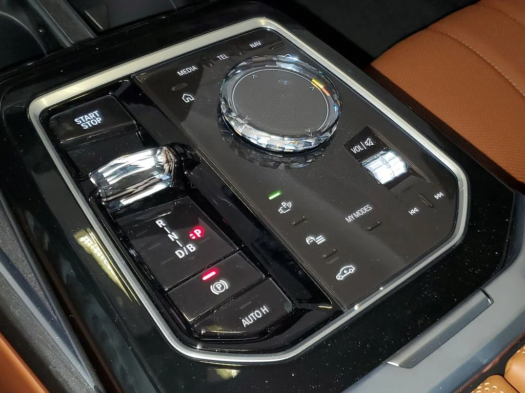 New 2026 Black BMW M70 image 25