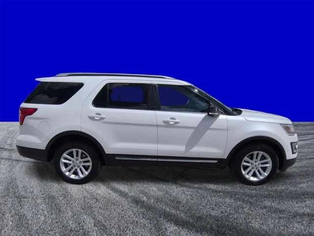 Certified Used 2017 White Platinum Clearcoat Metallic Ford XLT image 3