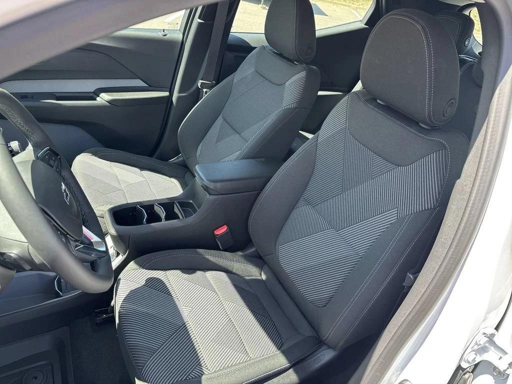 New 2027 Summit White Chevrolet LT image 19