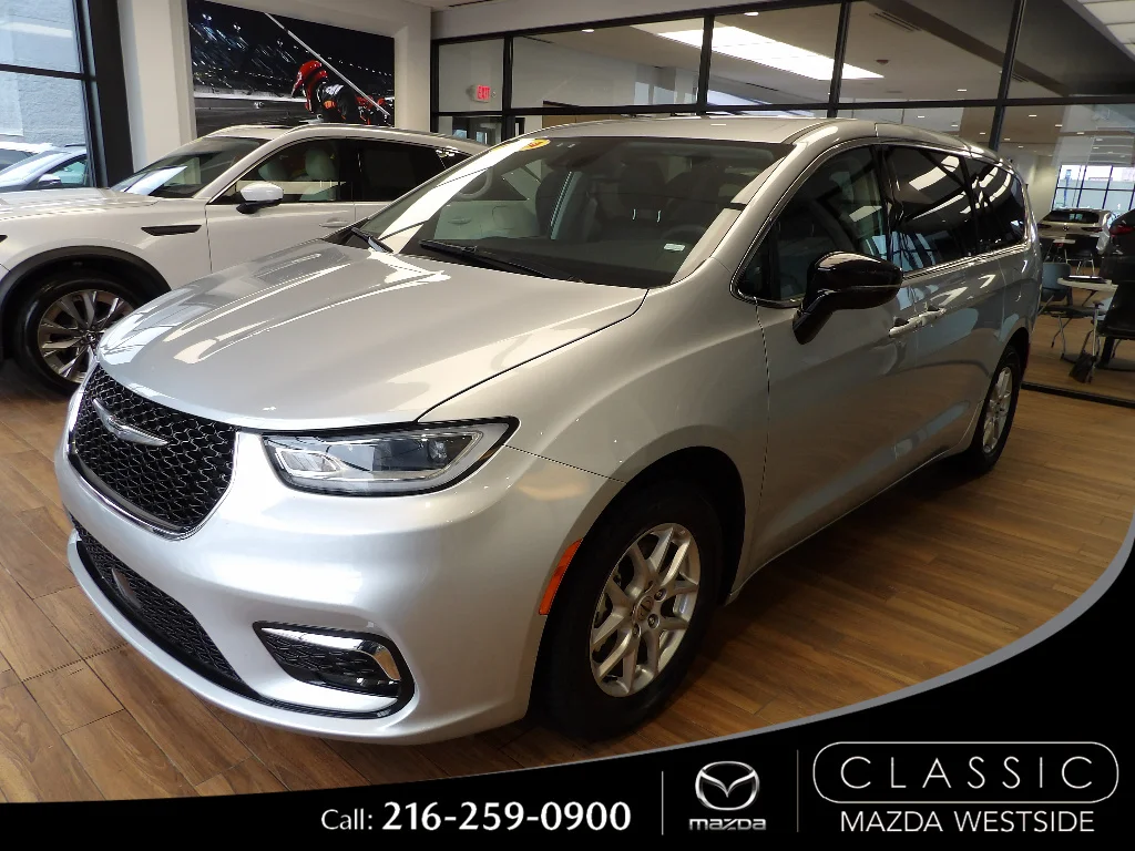 2024 Chrysler Pacifica Touring L's photo