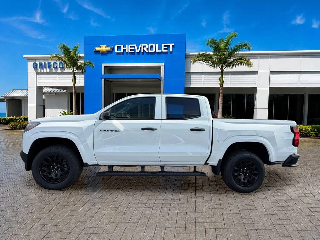 New 2026 Summit White Chevrolet WT image 4