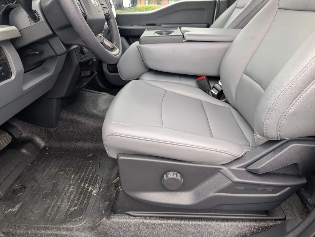 2025 Ford F-550 Super Duty Chassis Cab XL - Photo 24