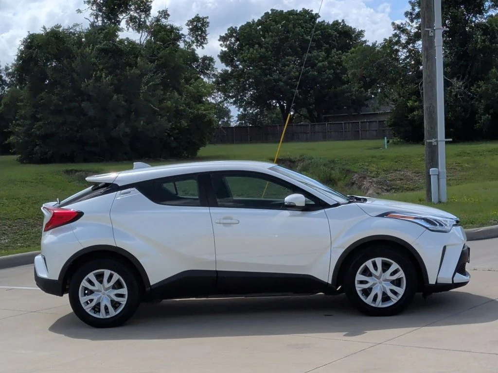 Used 2020 White Toyota LE image 9