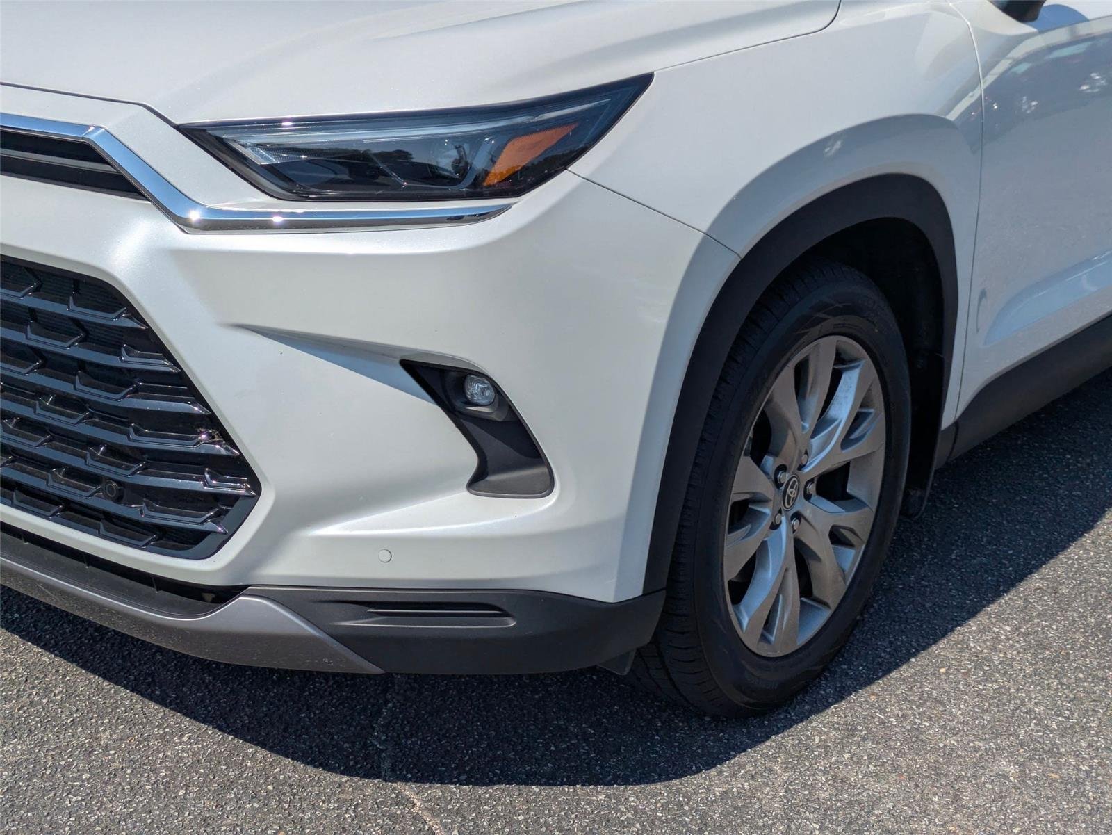 Used 2024 Wind Chill Pearl Toyota Limited image 9