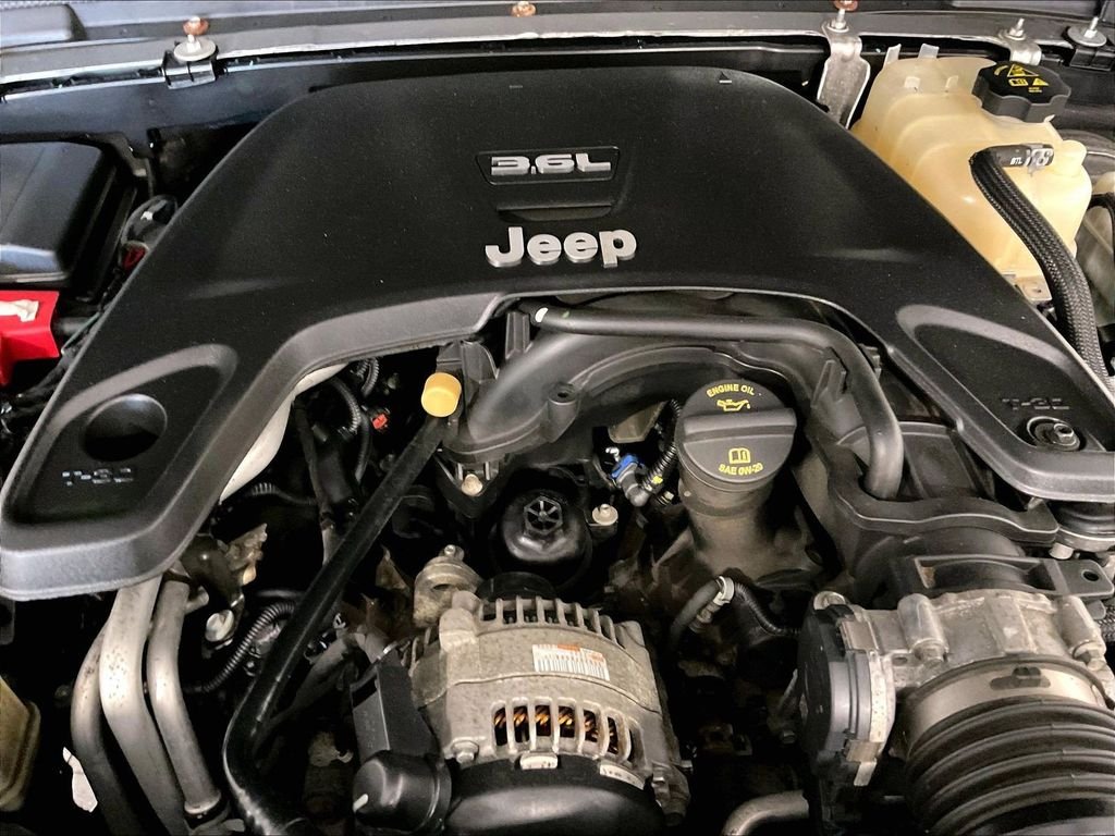 Used 2018 Silver Jeep Unlimited Sahara image 34