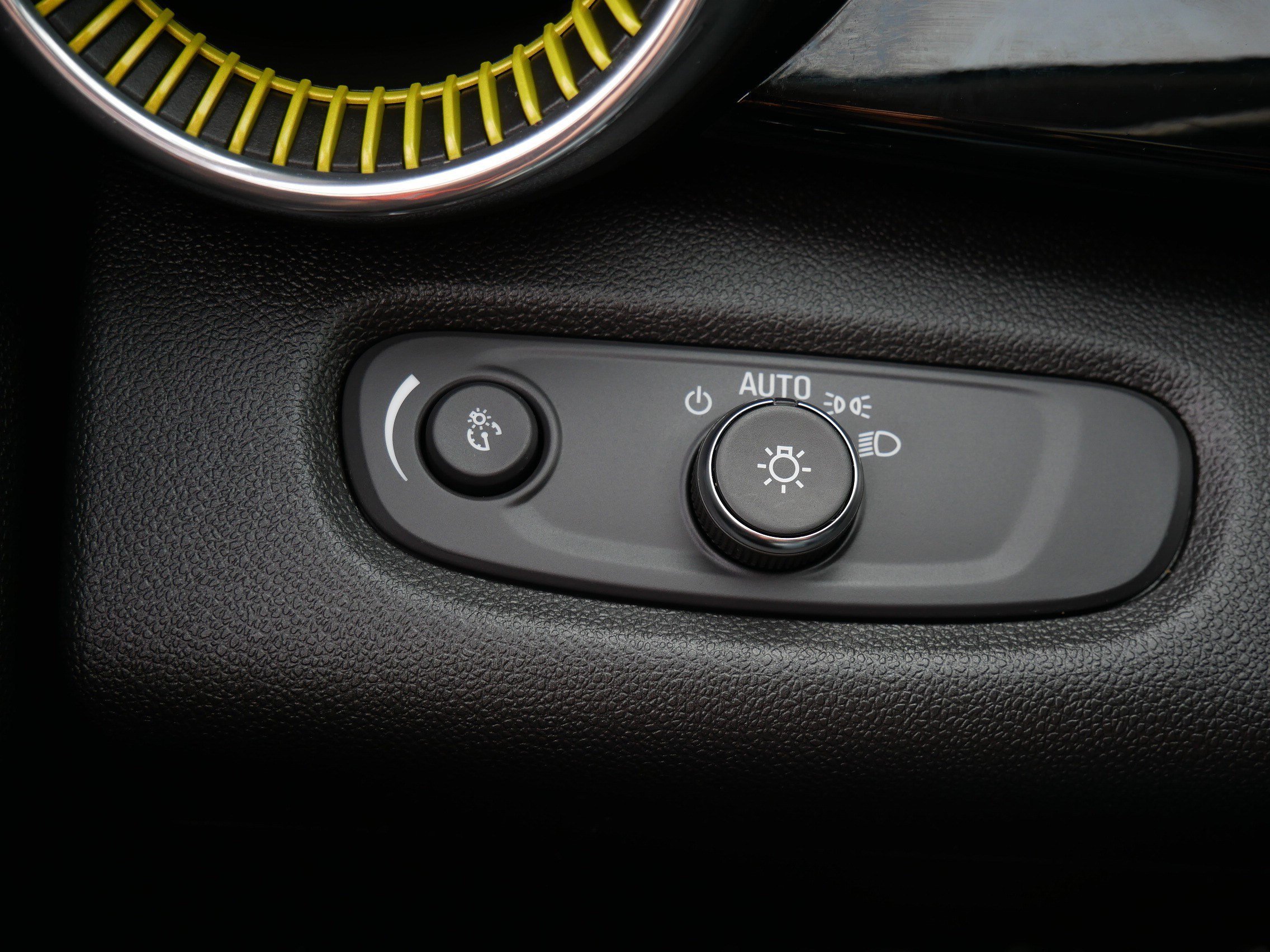 Used 2025 Summit White Chevrolet ACTIV image 30