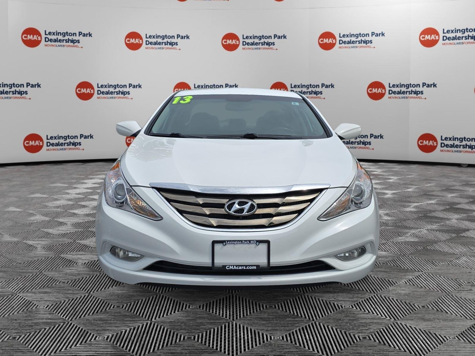 Used 2013 Shimmering White Hyundai SE image 2