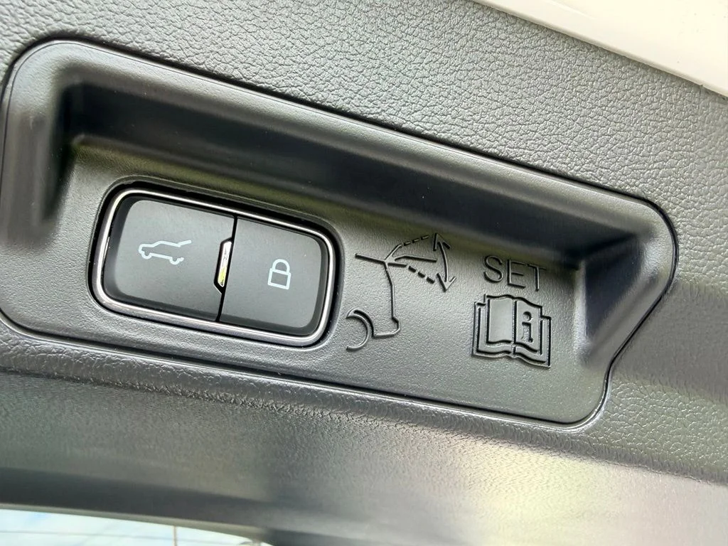 Used 2025 White Ford Platinum image 33