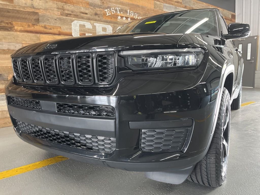 Used 2022 Diamond Black Jeep Altitude image 10