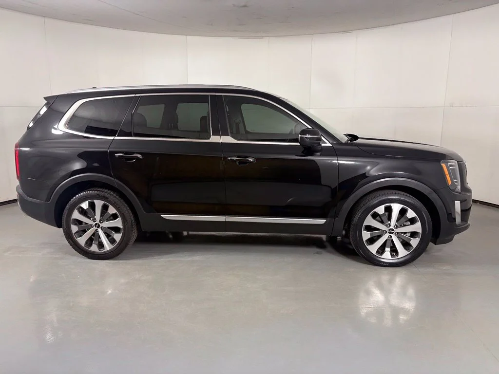 Used 2022 Black Kia S image 9