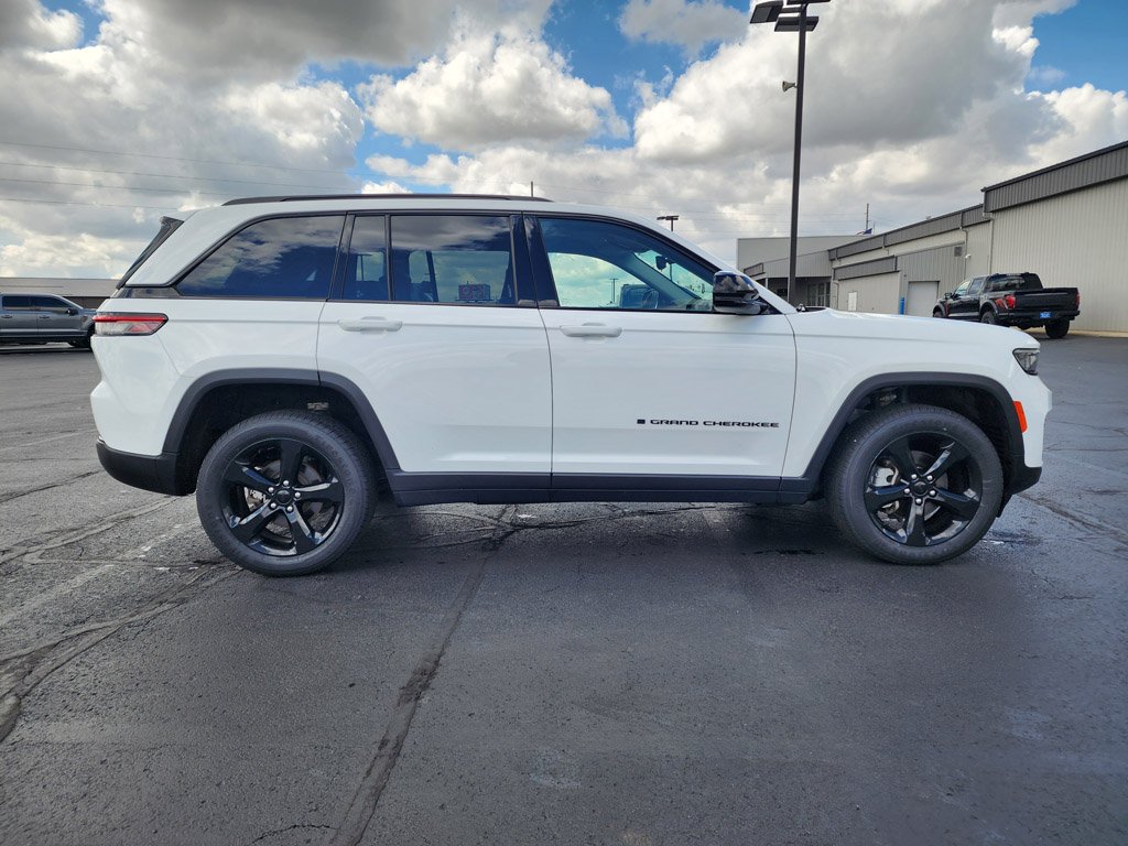 Used 2023 Bright White Clearcoat Jeep Limited image 3