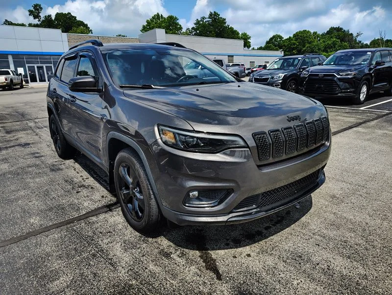 Used 2019 Gray Jeep Latitude Plus image 3