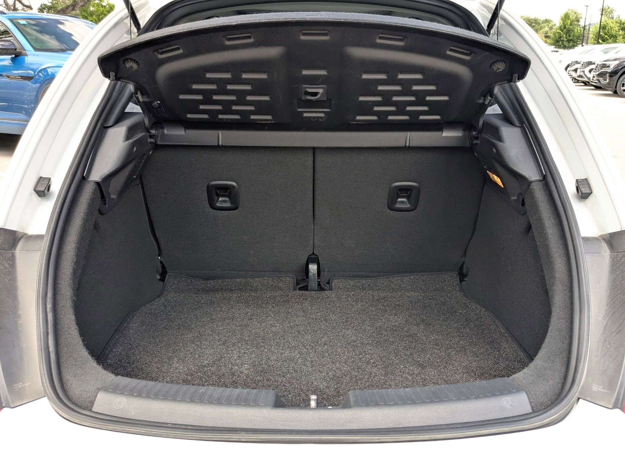 Used 2019 Pure White Volkswagen SE image 20
