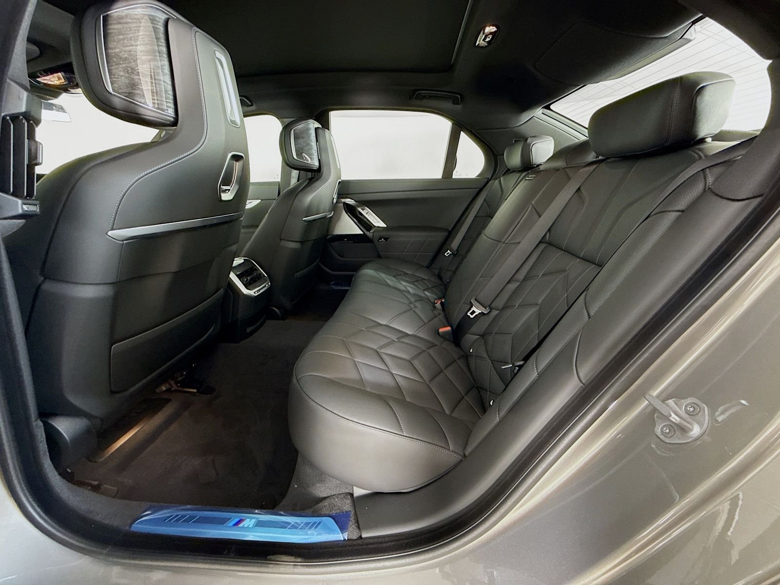 New 2026 Oxide Grey Metallic BMW 760i xDrive image 26