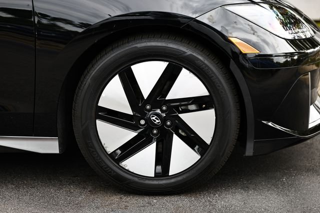 Used 2023 Onyx Black Hyundai SE image 3