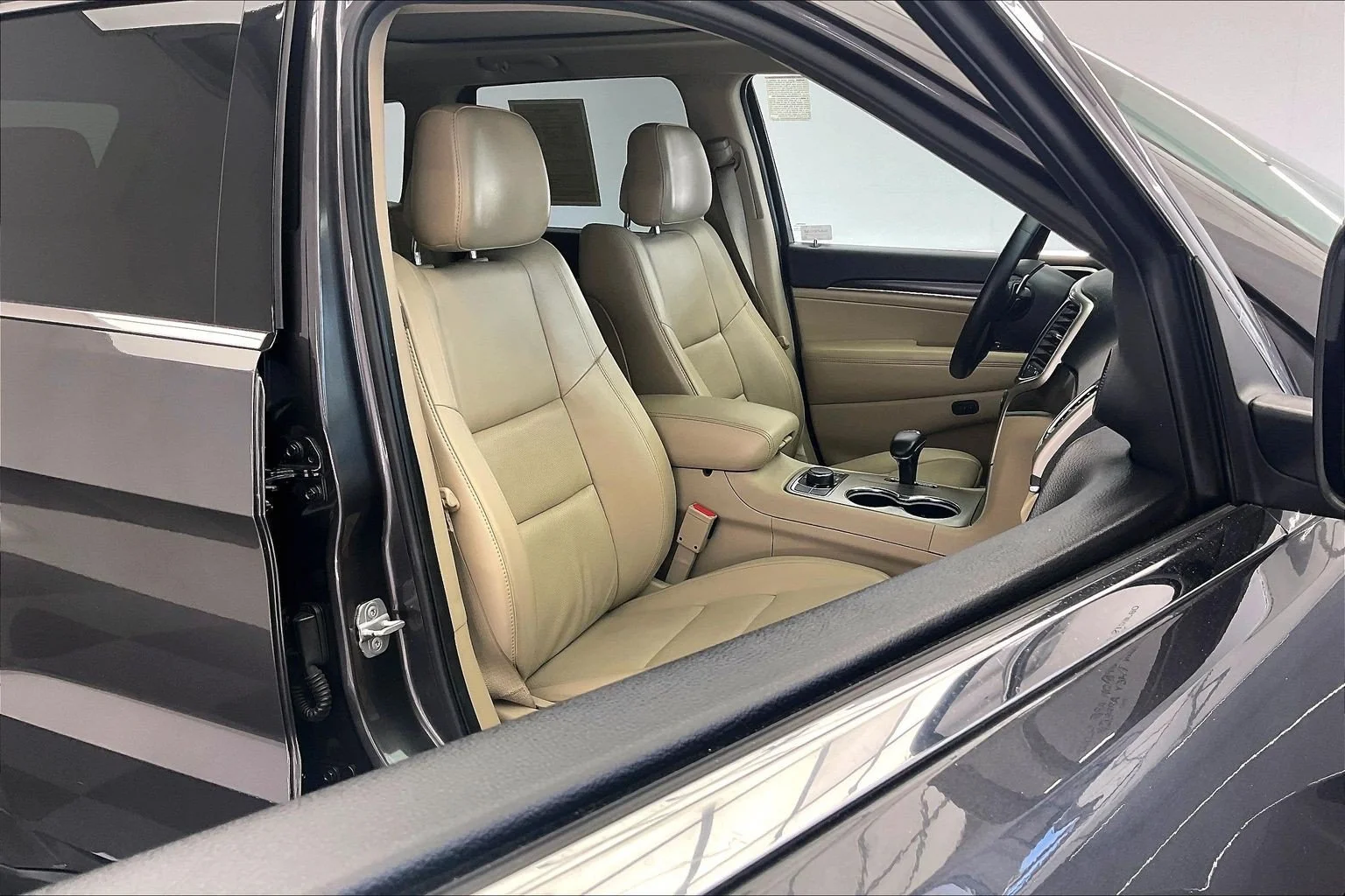 Used 2014 Granite Crystal Metallic Clearcoat Jeep Limited image 6