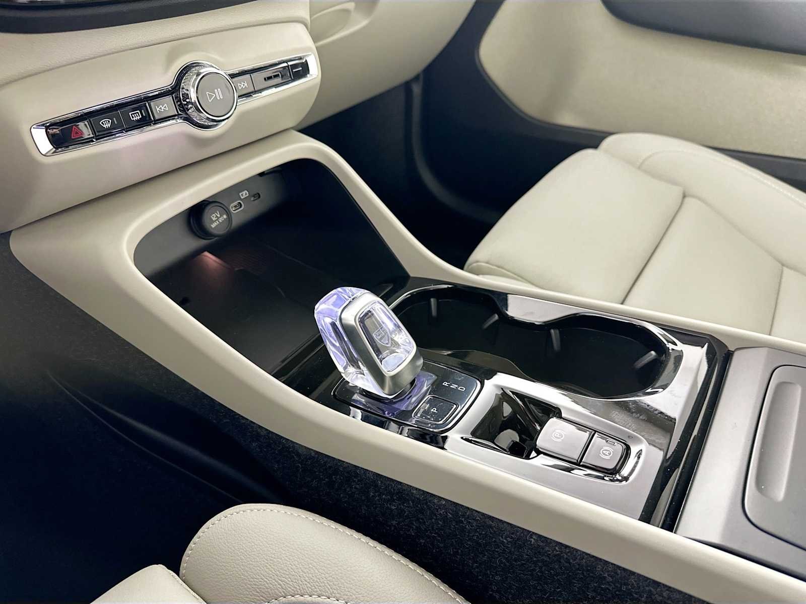 2025 Volvo XC40 Plus - Photo 13