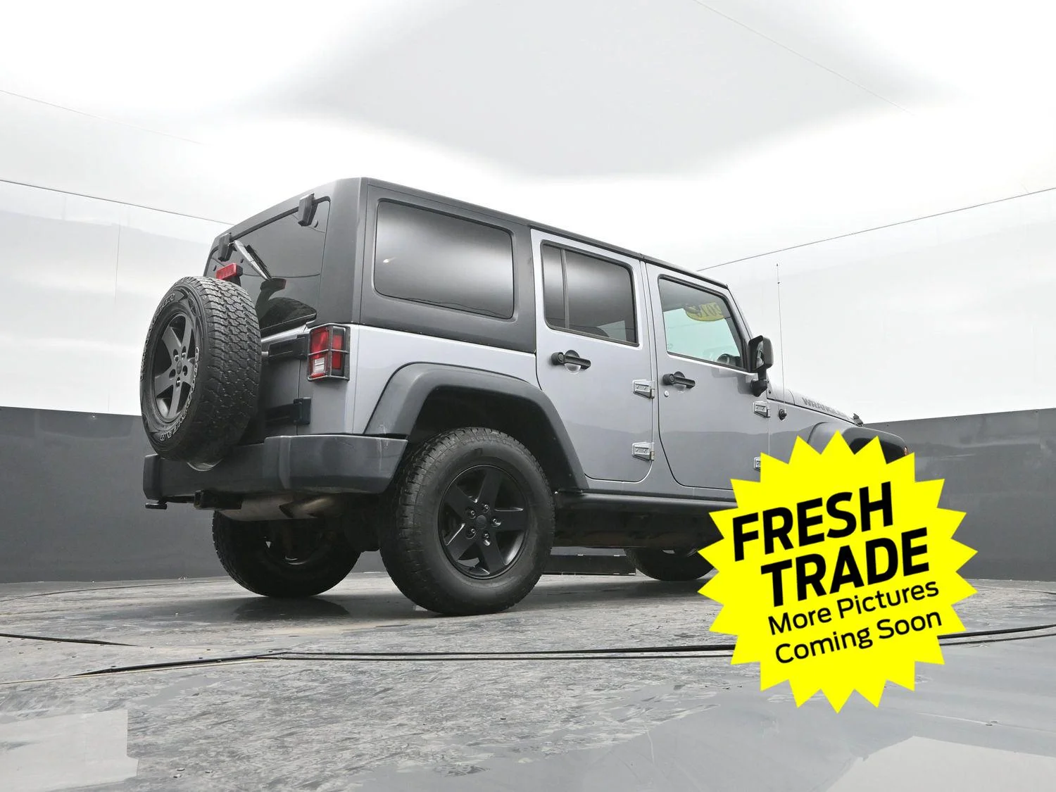 Used 2016 Billet Silver Metallic Clearcoat Jeep Black Bear image 28
