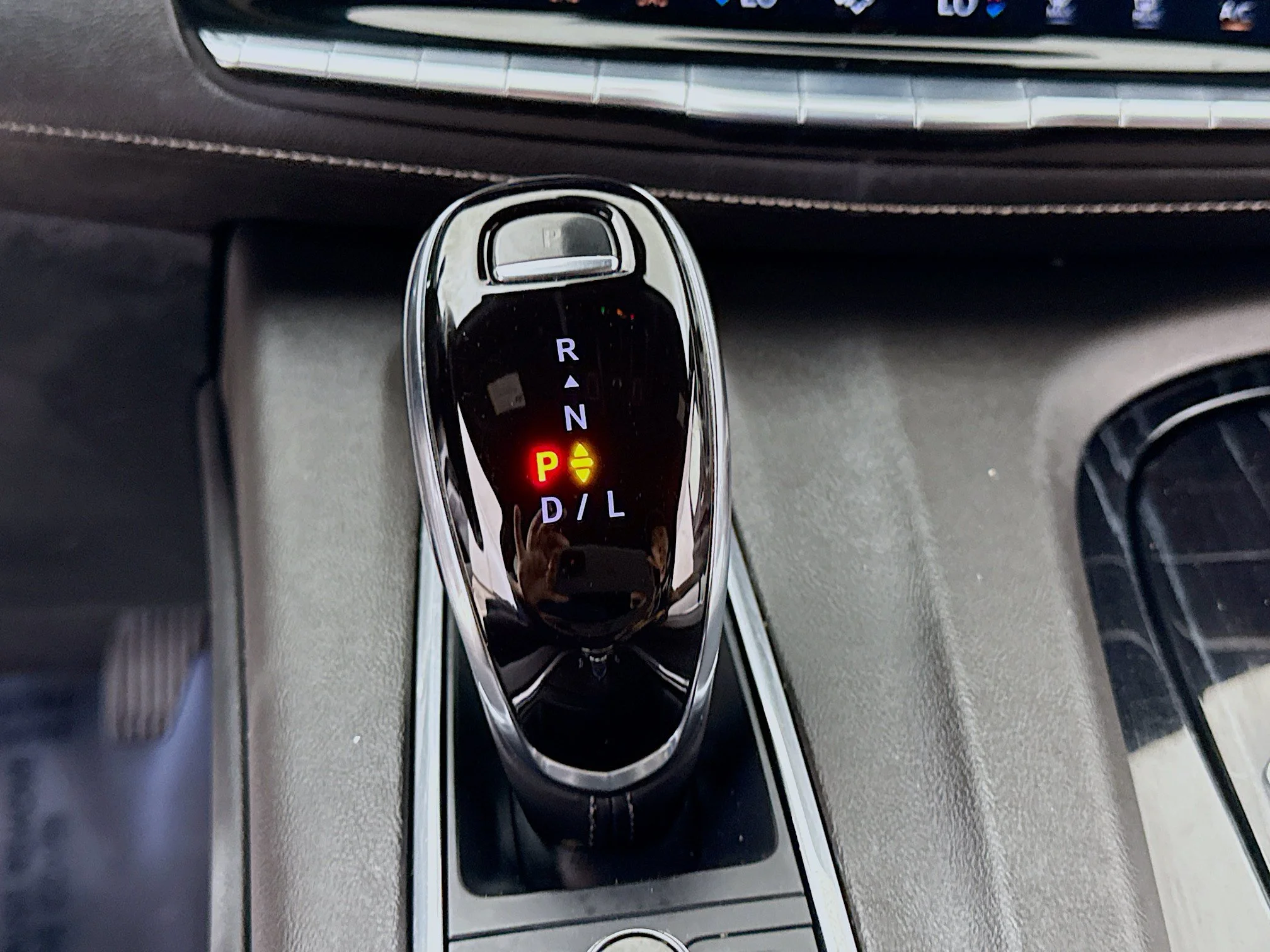 Used 2022 Crystal White Tricoat Cadillac Sport image 19