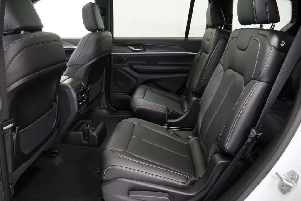 New 2026 Bright White Clear-Coat Exterior Paint Jeep Limited image 17