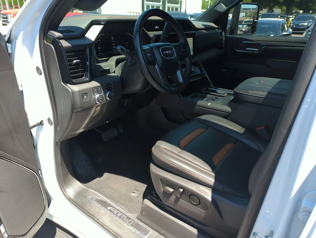 Used 2025 White GMC AT4 image 10