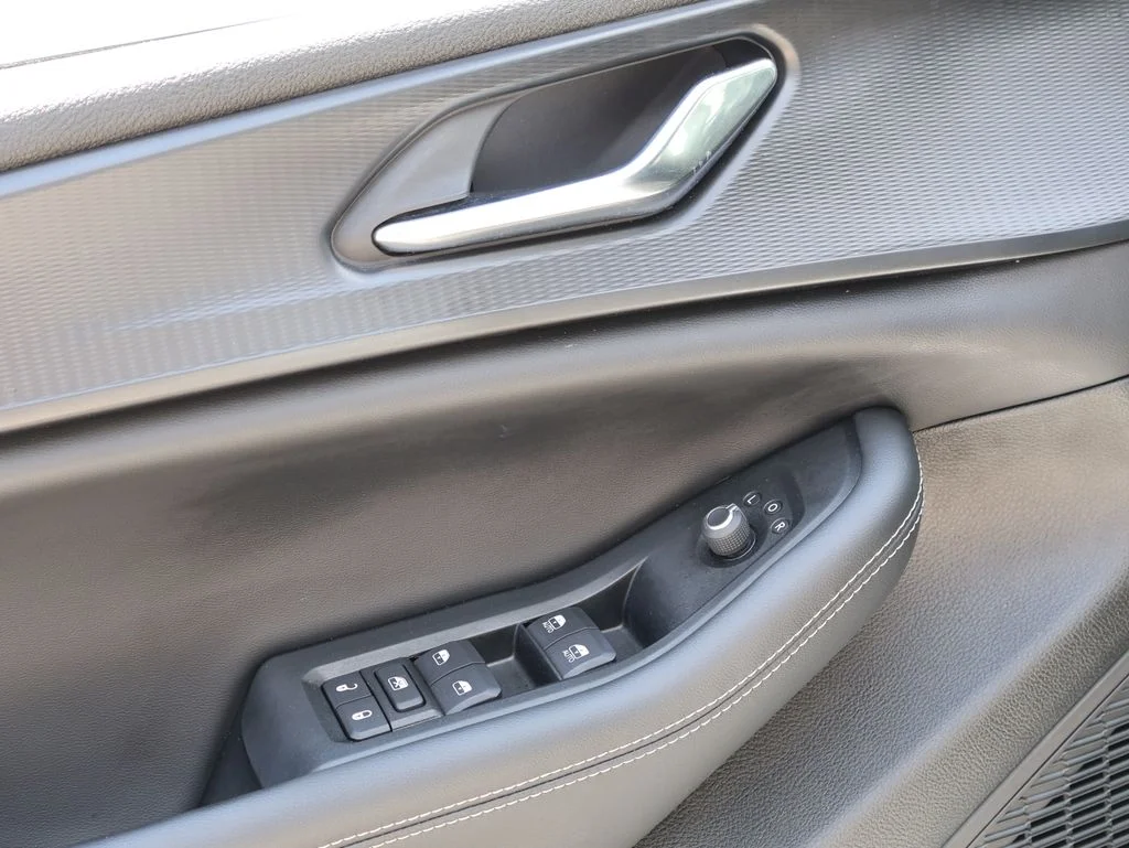 Used 2024 White Jeep Altitude image 21