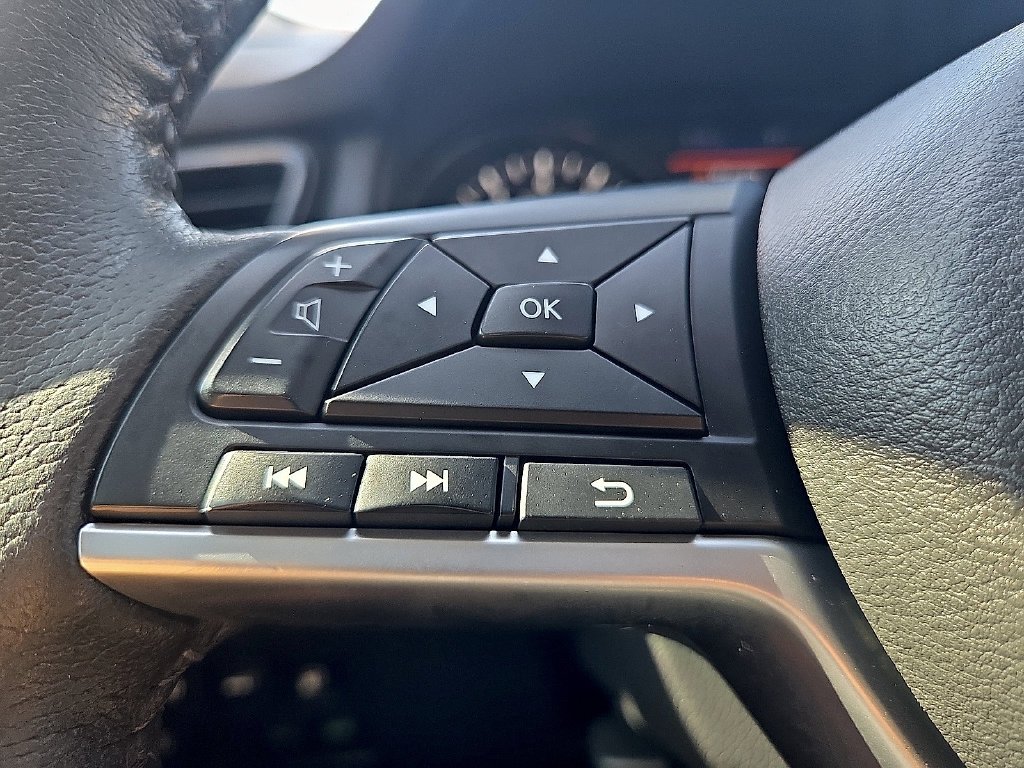 Used 2019 Silver Nissan SL image 20