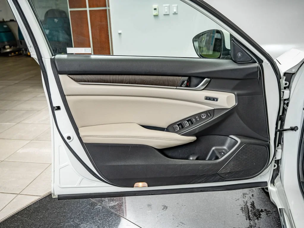 Used 2018 White Orchid Pearl Honda EX-L image 22