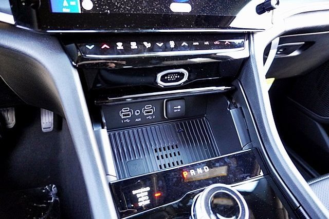 New 2026 Diamond Black Crystal Pearl-Coat Exterior Paint Jeep Limited image 34