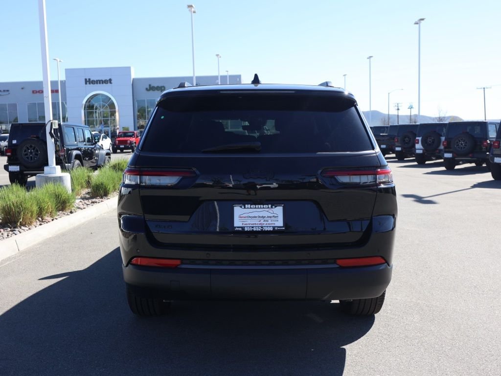 New 2026 Diamond Black Crystal Pearl-Coat Exterior Paint Jeep Limited image 4