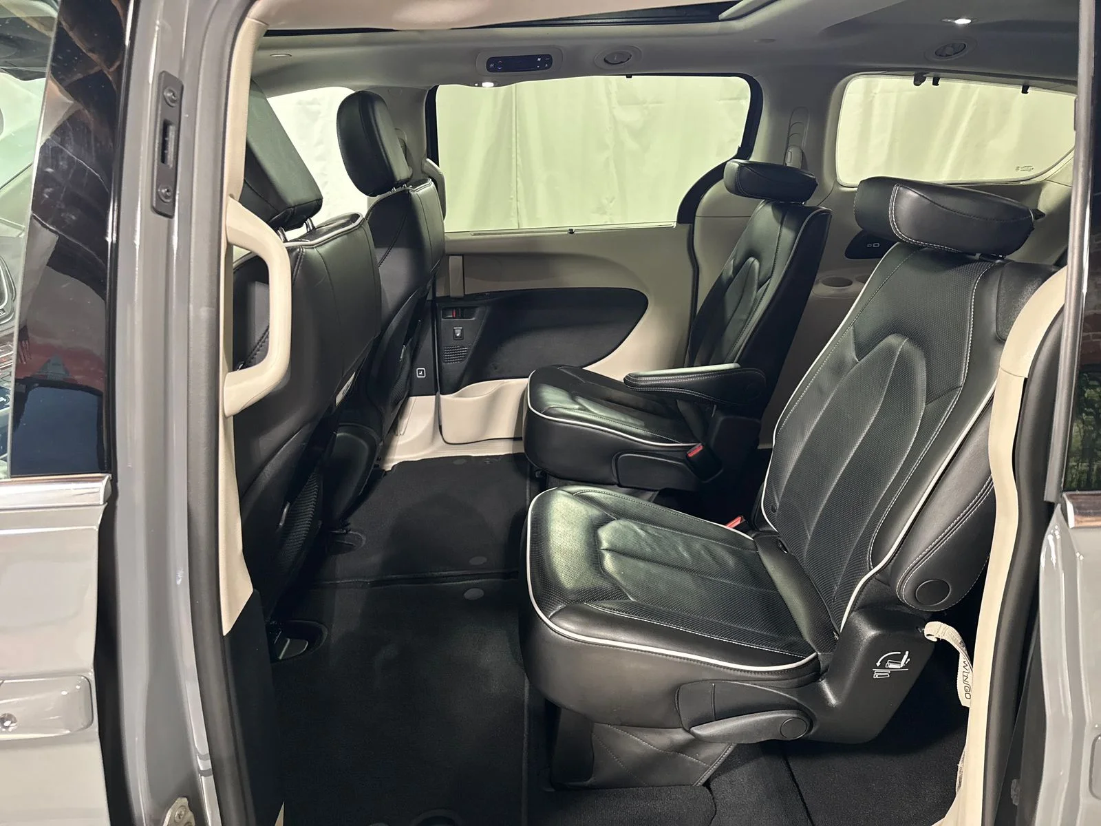 Used 2023 White Chrysler Limited image 5