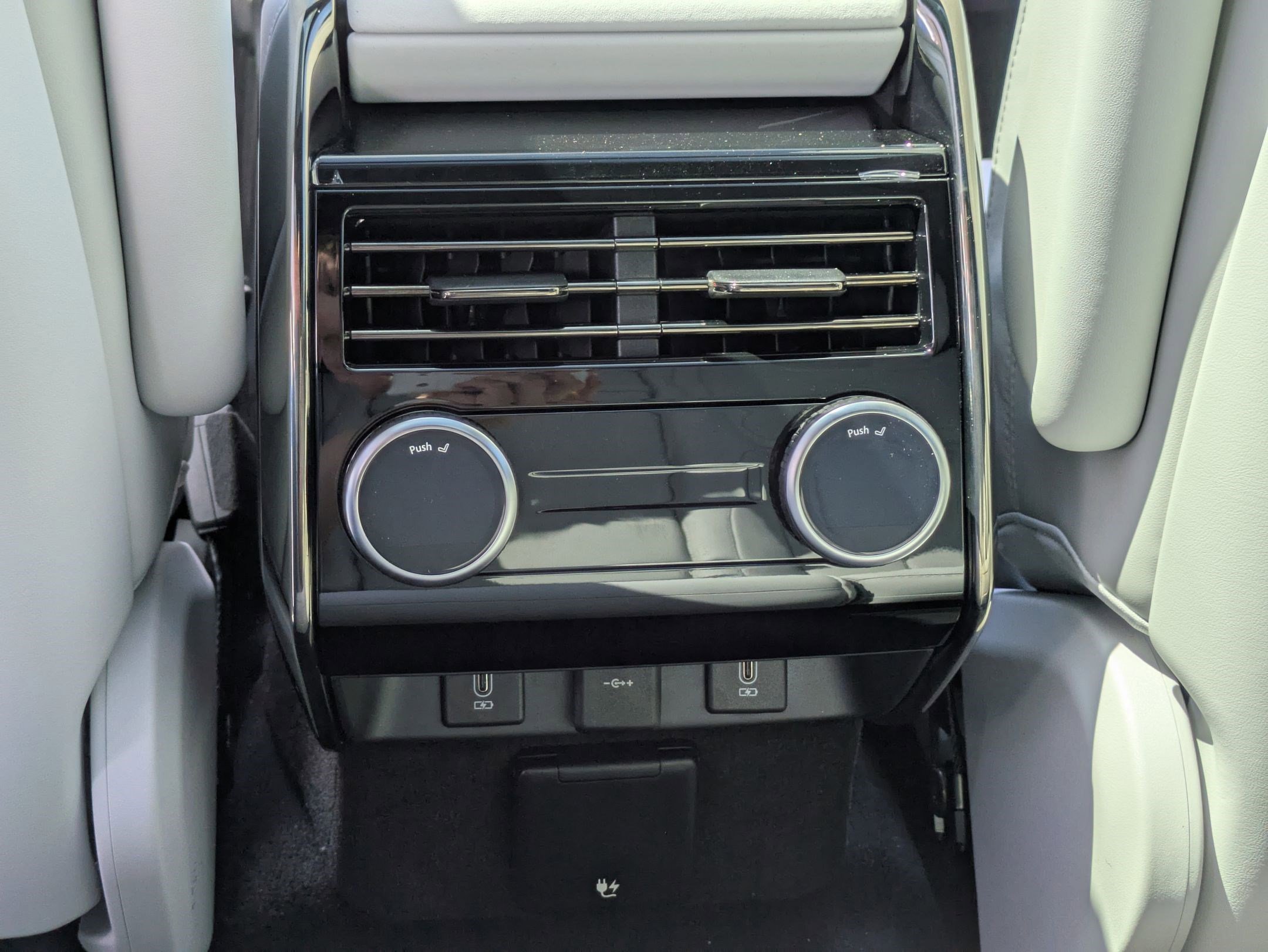 New 2026 Fuji White Land Rover P360 SE image 26