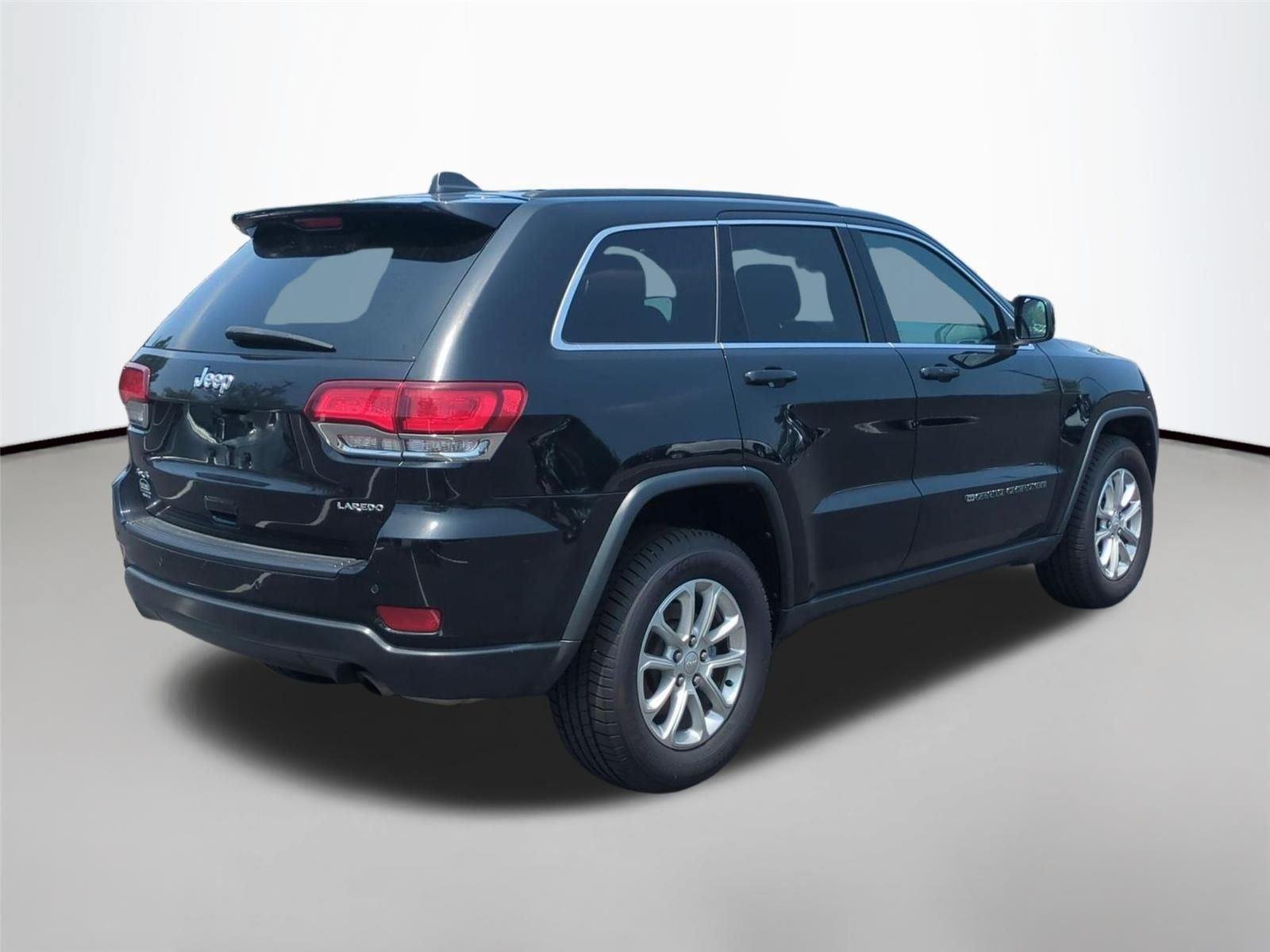 Used 2022 Diamond Black Crystal Pearlcoat Jeep Laredo X image 5