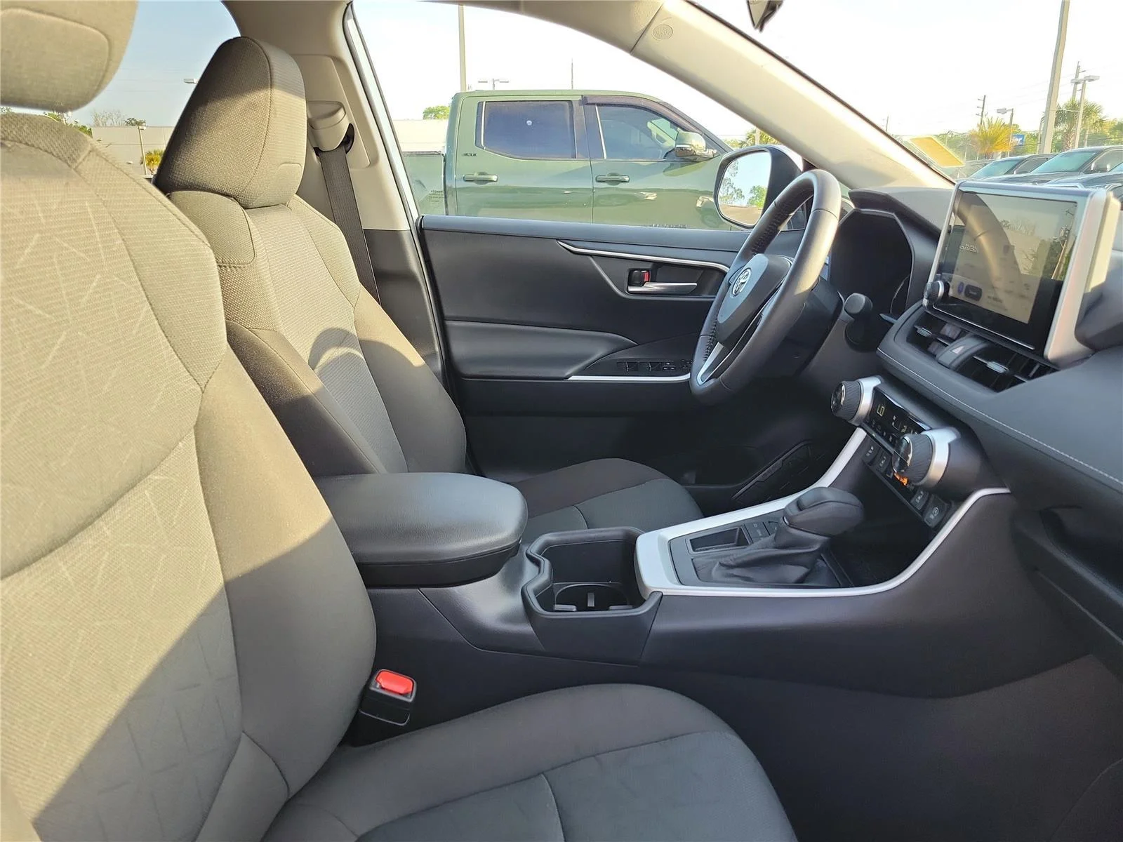 2025 Toyota RAV4 XLE - Photo 34